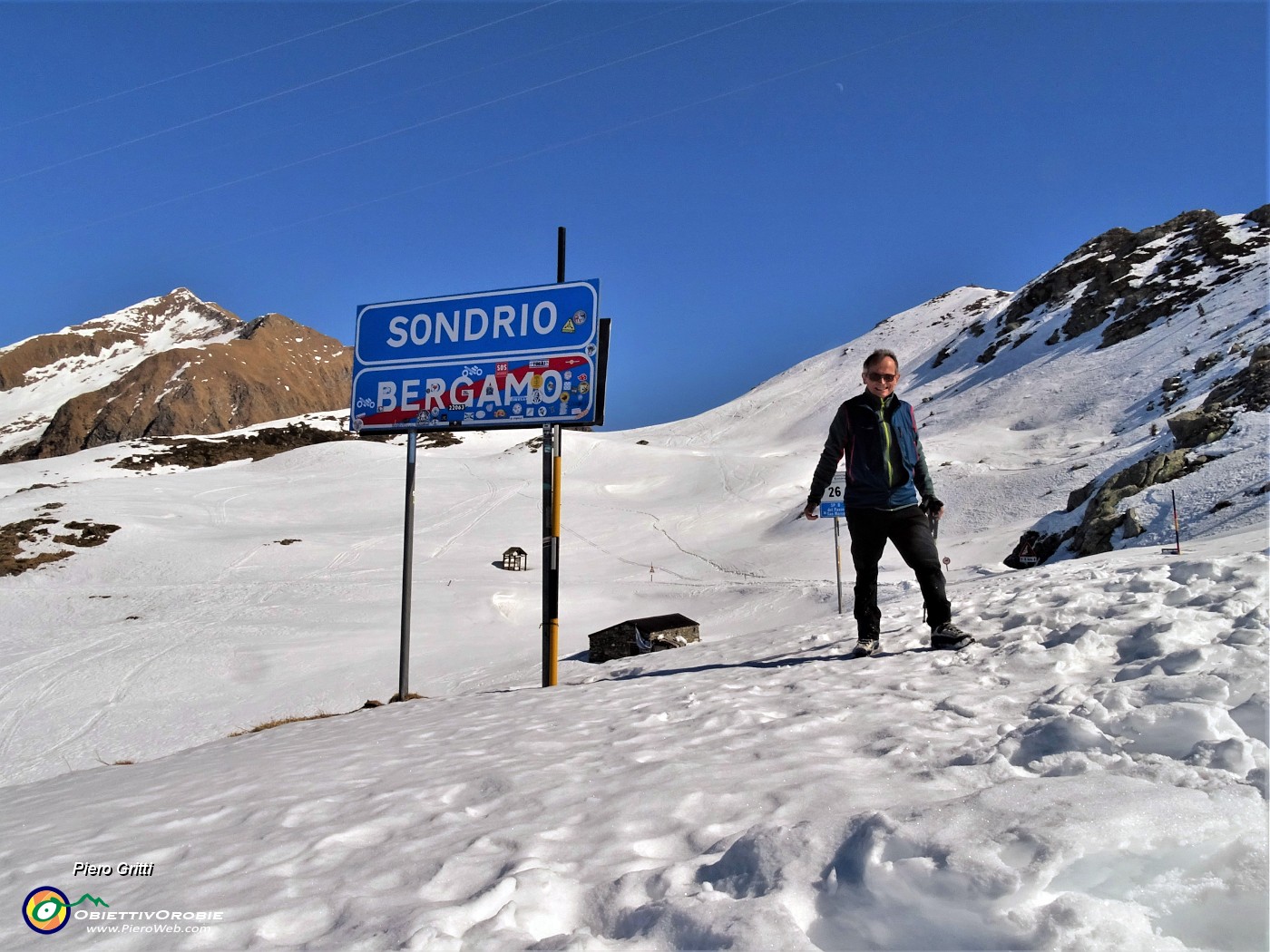 29 Oltre il Passo San Marco (1992 m) ancora abbondante neve .JPG -                                